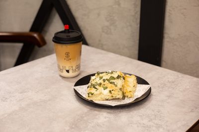 Hot latte + 2 zaatar fatira